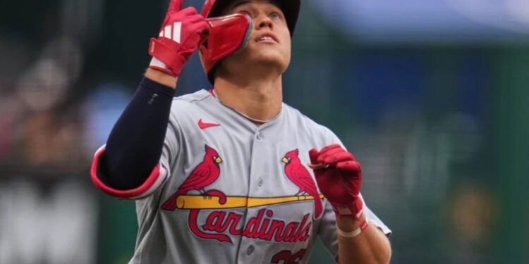 Cardenales barren a Piratas y castigan a Skenes