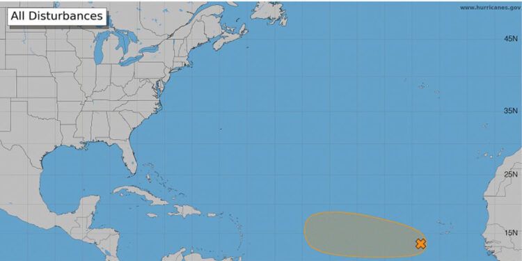 Centro Nacional de Huracanes vigila baja presión en Atlántico