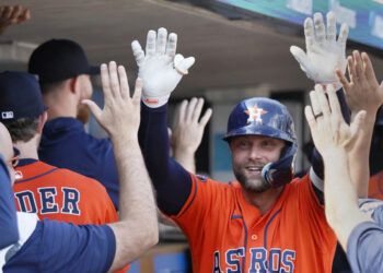 Christian Walker decide triunfo de Astros en la 10ª