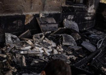 Colonos israelíes incendian mezquitas en Cisjordania