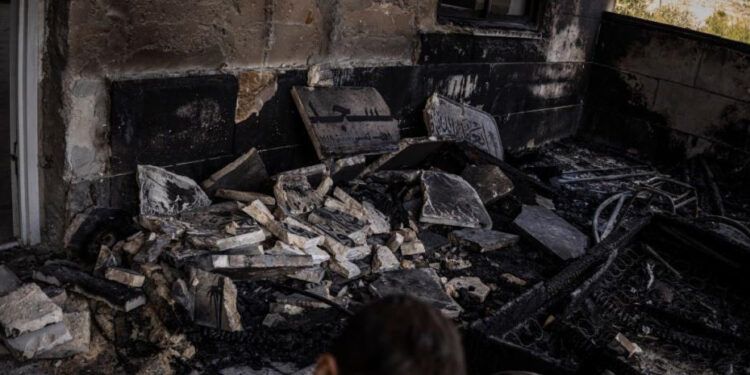 Colonos israelíes incendian mezquitas en Cisjordania