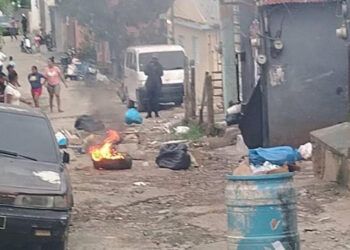 Comunitarios protestan por calles dañadas en La Vega