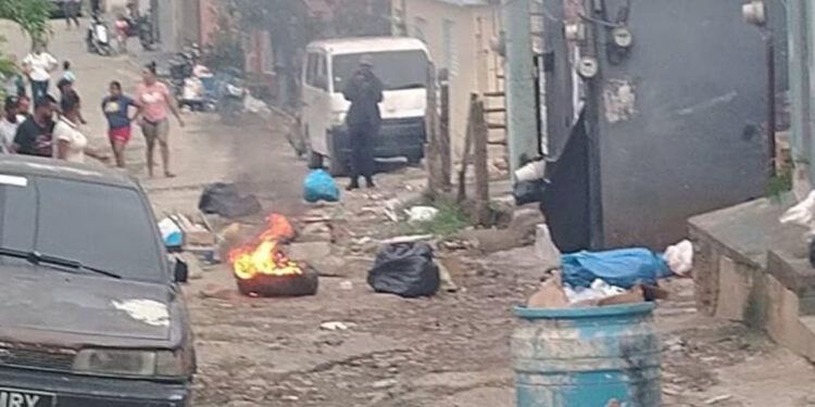 Comunitarios protestan por calles dañadas en La Vega