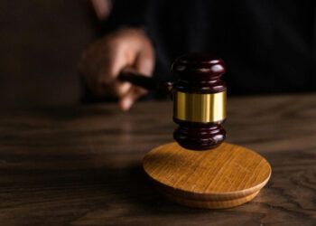 Condenan mujer por quemar perra en Villa Juana