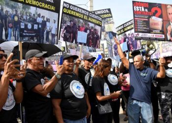 Conserjes y administrativos reclaman aumento salarial