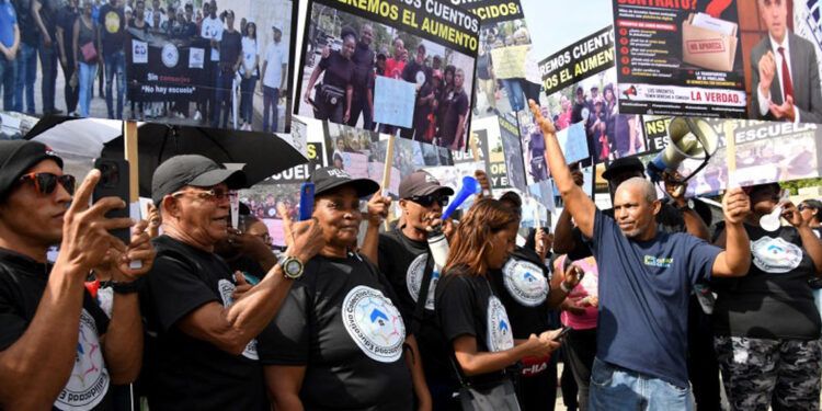 Conserjes y administrativos reclaman aumento salarial