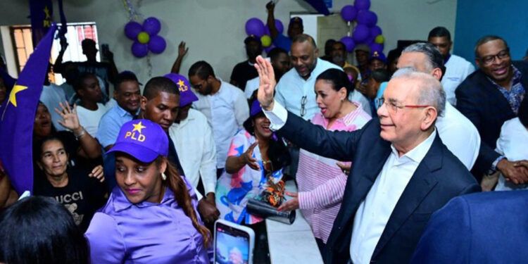 Danilo cuestiona veto a encuestas de la JCE
