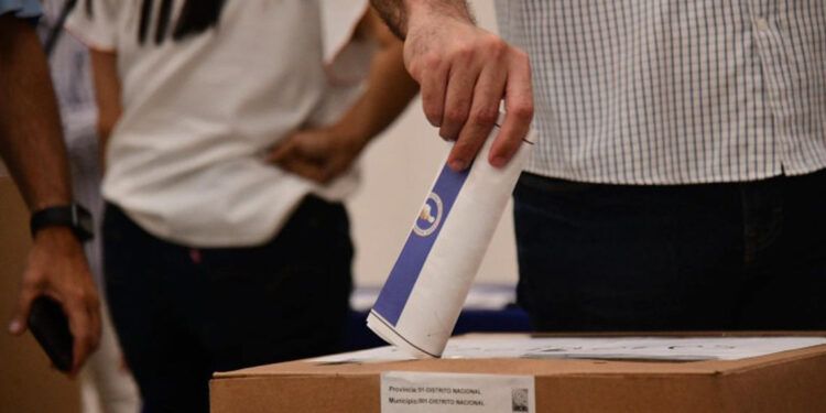 Debate interno sacude comicios del PRM