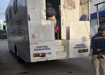 Detienen empleados de Migración con 22 haitianos