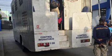 Detienen empleados de Migración con 22 haitianos