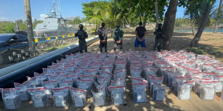 Detienen narcolancha con cocaína cerca de Santo Domingo