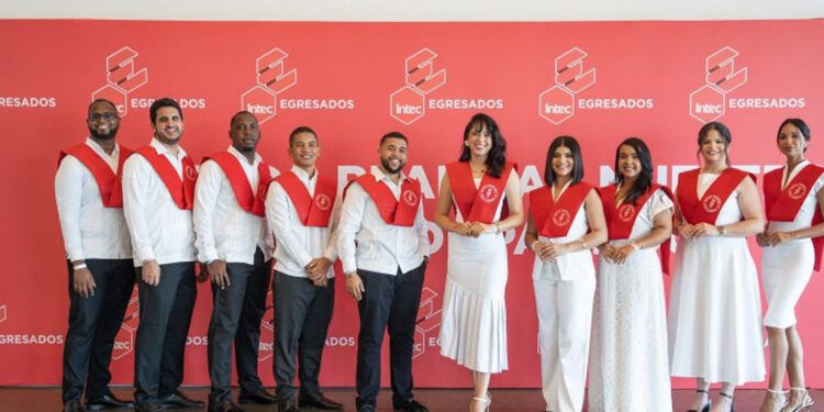 Diez becarios del sector construcción se gradúan en INTEC