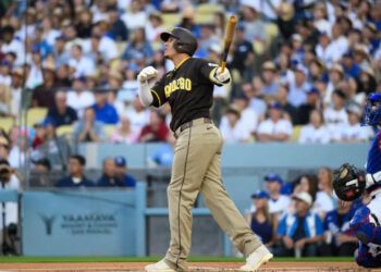 Dodgers remontan y vencen a Padres pese a Machado