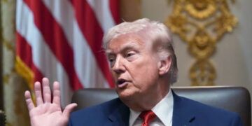 Donald Trump ordena destruir barcos en el estrecho de Ormuz