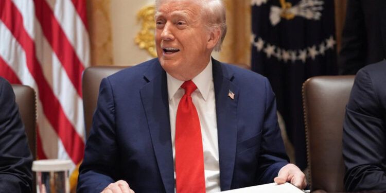 Donald Trump ve positiva salida de Emiratos de la OPEP
