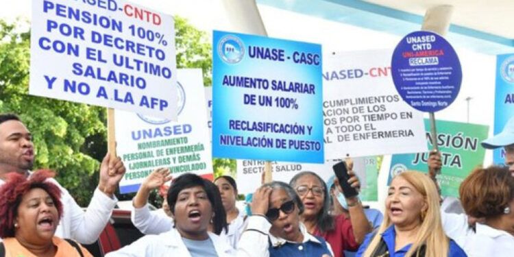 Enfermeras mantienen paro pese a reunión con Abinader
