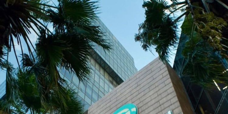 Evacúan Downtown Center por fuga de gas