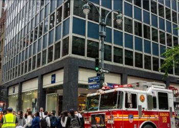 Evacúan a 400 niños por caída de ladrillos en Manhattan
