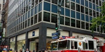 Evacúan a 400 niños por caída de ladrillos en Manhattan