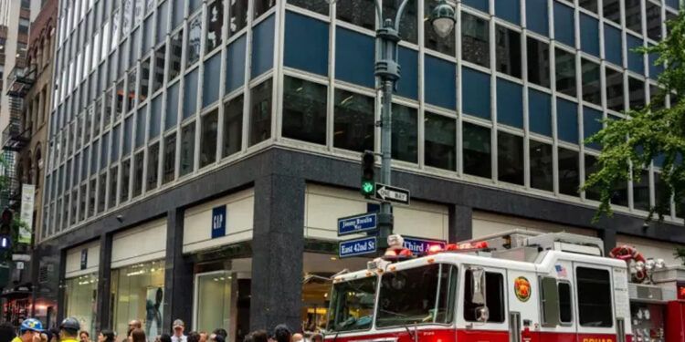 Evacúan a 400 niños por caída de ladrillos en Manhattan