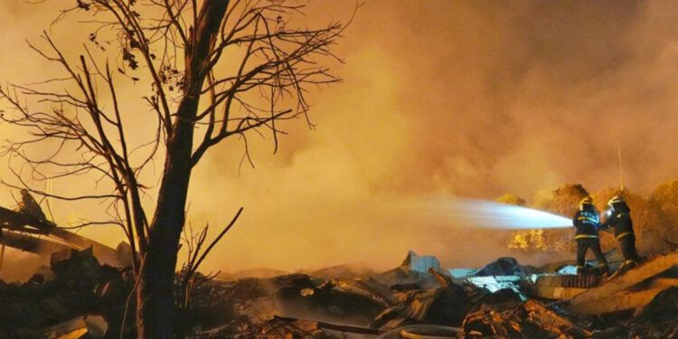 Explosión en fábrica de fuegos deja 26 muertos