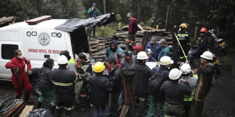 Explosión en mina de carbón deja 12 atrapados en Colombia