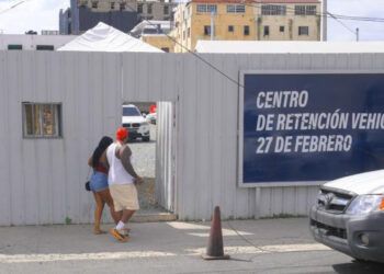 Extranjeros buscan vehículos retenidos tras juego RD-Haití
