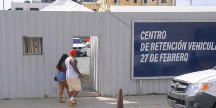 Extranjeros buscan vehículos retenidos tras juego RD-Haití