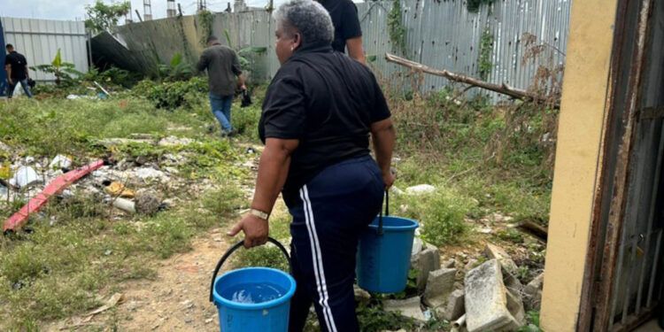 Falta de agua afecta a politécnico en Los Girasoles
