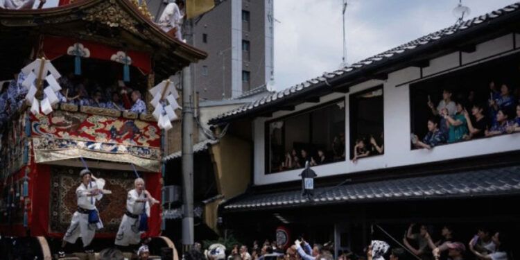 Festival Gion Matsuri llena las calles de Kioto