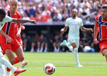 Francia aplasta a Noruega con triplete de Dembélé