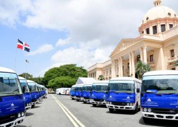 Gobierno entrega 40 autobuses universitarios