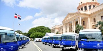 Gobierno entrega 40 autobuses universitarios