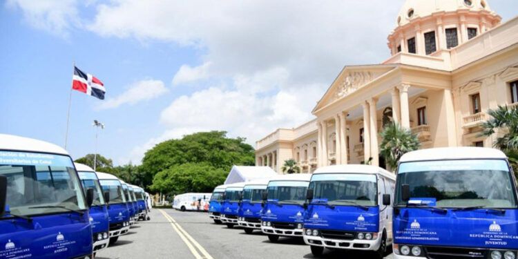 Gobierno entrega 40 autobuses universitarios