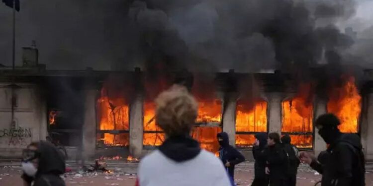 Gobierno francés culpa a la ultraizquierda por disturbios