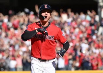 Guardianes vencen a Rays y toman ventaja en la serie
