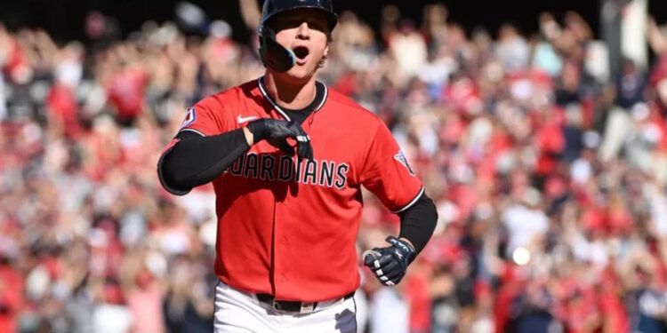 Guardianes vencen a Rays y toman ventaja en la serie