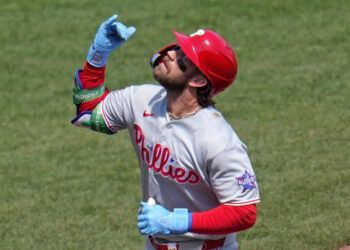 Harper conecta jonrón y Phillies barren a Piratas