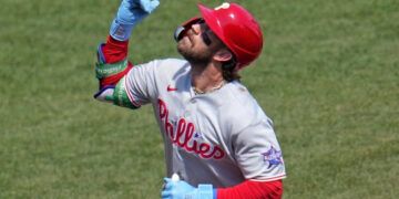 Harper conecta jonrón y Phillies barren a Piratas