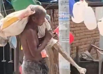 Hombre lleva cadáver de su hermana a banco en India