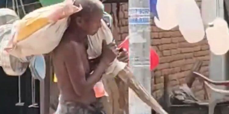 Hombre lleva cadáver de su hermana a banco en India