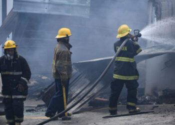 Incendio destruye plaza Oasis de La Victoria