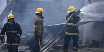 Incendio destruye plaza Oasis de La Victoria