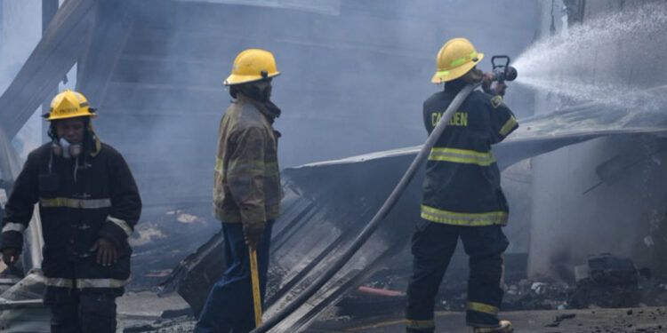 Incendio destruye plaza Oasis de La Victoria