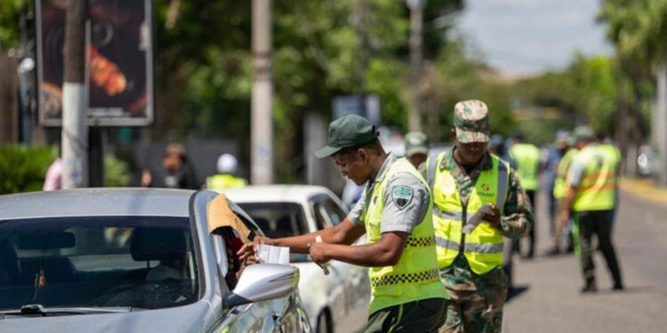 Intrant y Digesett fiscalizan vehículos piratas en el DN