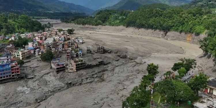 Inundación en Nepal y China deja cientos de desaparecidos