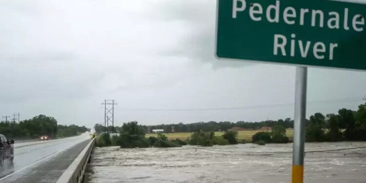 Inundaciones en Texas dejan rescates y alarma