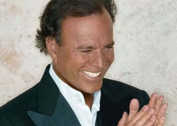 Julio Iglesias demanda a Yolanda Díaz y periodistas
