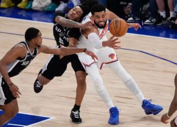 Knicks remontan 29 puntos y quedan a un paso