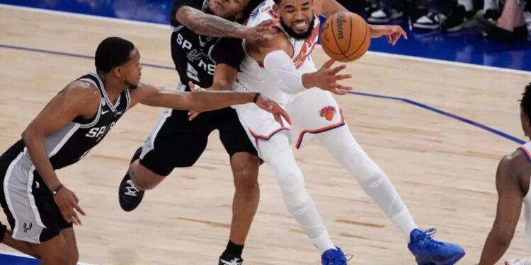 Knicks remontan 29 puntos y quedan a un paso